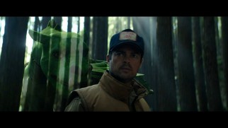 A partially visible Elliot sneaks up behind Gavin (Karl Urban) in this "'disappearing' moment."