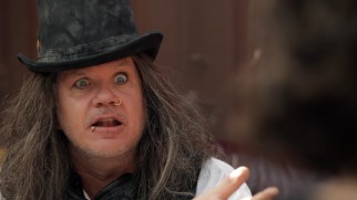 Academy Award winner Tim Robbins guest stars as a crazy, pierced South African man who punishes Nance for allegedly cutting the line in the season finale "Brunch Village."
