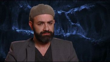 Director Scott Stewart rocks a beret in his featurette appearances.