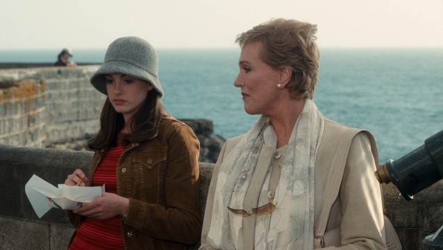 Mia Thermopolis (Anne Hathaway) and her grandmother Clarisse (Julie Andrews) share a corndog and other San Francisco flavor on a fun day on the town.