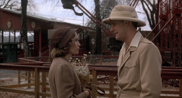 The amusement park may be closed for the season, but Cecilia (Mia Farrow) and Ted (Jeff Daniels) can still enjoy each other's company there.