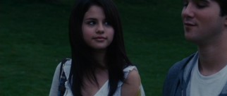 Impatient big sister Beezus (Selena Gomez) has eyes for Henry Huggins (Hutch Dano), the neighbor boy whose own 1950 book introduced the Quimbys.