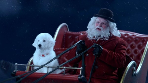 Dressed in his inconspicuous civilian garb, Santa Claus (Richard Riehle) and his no longer stuffed best friend Paws (voiced by Zachary Gordon) take a casual flight to New York City.