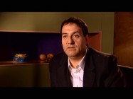 Commercial-turned-film director Noam Murro discusses his debut in the featurette "The Smartest People."