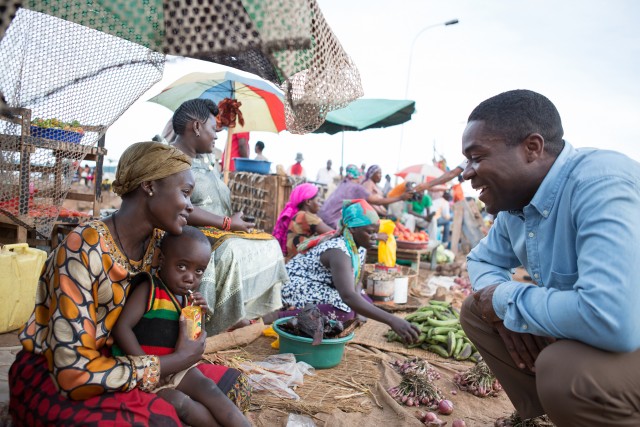 Phiona's coach (David Oyelowo) talks with her mother (Lupita Nyong'o).