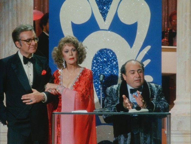 With police on his trail, Vic DeSalvo (Danny DeVito) takes desperate measures to accept an award at the 11th annual TV Digest Awards in "The Ratings Game."