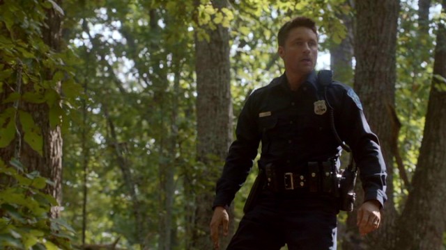 The work of deputy police officer Harold Jensen (Martin Henderson) is complicated by an alliance he forms with a criminal.