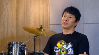 Zheng Jun, the Chinese rocker who wrote the graphic novel, shares his thoughts in making-of featurettes.