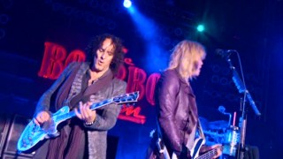 Def Leppard performs two songs at the "Rock of Ages" premiere in a DVD-exclusive featurette.