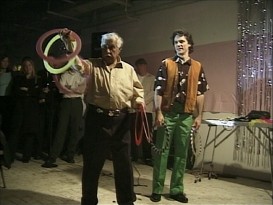 Kumar Pallana shows off his magnificent juggling and plate-spinning skills in one of the disc's Easter eggs.