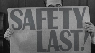 Harold Lloyd hides behind a sign bearing the title of the film on the Blu-ray's static menu screen.