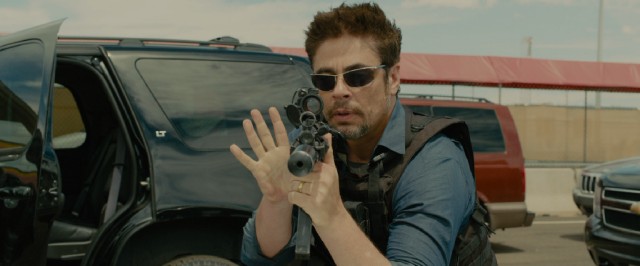 Benicio Del Toro plays Alejandro, a mysterious ally to Kate in the war on drug cartels.