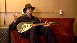 The backstage opening, in which Sinbad talks with his musician alter ego Memphis Red, does not start the show off on the right note.