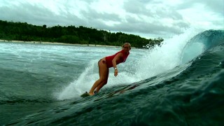 Get a good, clear, high-definition look at the real Bethany Hamilton surfing in this Rip Curl-sponsored short.