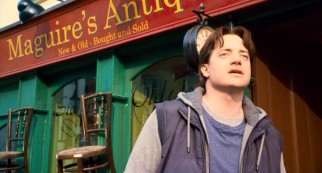 Take a peek at an antique with Brendan Fraser (Brendan Fraser)...