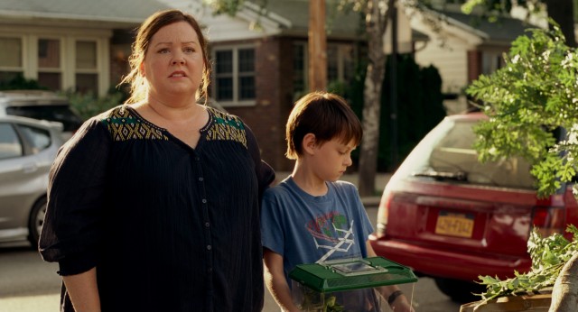 Maggie (Melissa McCarthy) and Oliver (Jaeden Lieberher) do not have a pleasant first encounter with their grouchy next door neighbor.