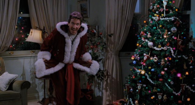 Scott Calvin (Tim Allen) retains his average weight and middle-aged appearance in his first Christmas of delivering gifts as Santa Claus.