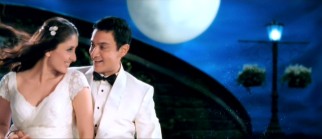 What's a Bollywood movie without a little song and dance romance? Rancho (Aamir Khan) woos Pia (Kareena Kapoor) under a big moon in the musical number "Zoobi Doobi."