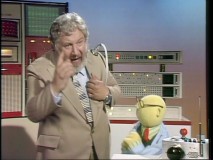 Dr. Bunsen Honeydew demonstrates the all-purpose Robot Politician that looks an awful lot like the renowned philosopher Peter Ustinov.