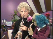 Phyllis Diller and Zoot compare their saxophone skills in an unusual performance of "The Entertainer."