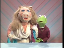 Miss Piggy and Kermit promote the episode of the week in the Promo Gag Reel.