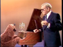 Rowlf performs the forgotten lyrics to "The Entertainer", with help from George Burns who has his trademark cigar in hand.