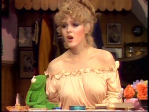Bernadette Peters shares a song with Kermit's little nephew Robin.
