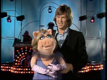 An unbearded Kris Kristofferson is joined by Miss Piggy for a rendition of "Help Me Make It Through the Night."