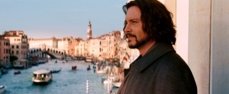 Unused to luxury, American schoolteacher Frank Tupelo (Johnny Depp) enjoys the view from an upscale Venetian hotel suite.