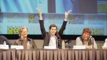 Director Joseph Kosinski channels 2010 Comic-Con panel enthusiasm into crowd scene audio to the amusement of Jeff Bridges and Steven Lisberger in "Disc Roars".