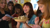Betty shows off her specialty dish in "Betty's Baby Bump" much to Amanda's delight and Charlie's (Jayma Mays) repulsion.