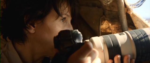 Rebecca Thomas (Juliette Binoche) doesn't mind a life-threatening situation as long as there's a newsworthy photograph to be taken.