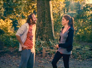 Arman (Vincent Macaigne) and Amlie (Maud Wyler) meet cute in the park after running into each other.