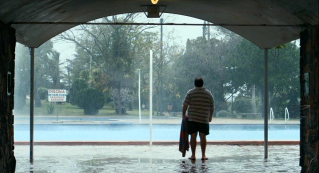 Alberto is disappointed to find the swimming pool closed due to heavy rains, but he jumps in anyway in "Tanta Agua."