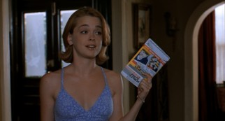 Jo Lynn Jordan (Marisa Coughlan) wields incriminating photos.