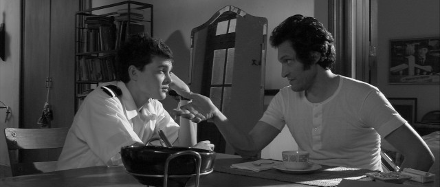 In Buenos Aires, a young man (Alden Ehrenreich) reunites with "Tetro" (Vincent Gallo), the estranged big brother he's always looked up to.