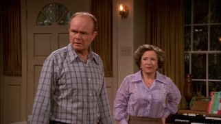 Red (Kurtwood Smith) and Kitty (Debra Jo Rupp) raise their kids with contrasting parenting styles.