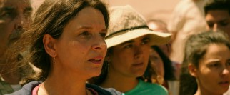 Outspoken empanada vendor Mara Segovia (Juliette Binoche), the sister of a trapped miner, becomes the face of the heartbroken family members trying to remain hopeful on site.