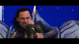 Tom Hiddleston gets silly in the "Thor: The Dark World" gag reel.