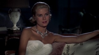Francie Stevens (Grace Kelly) tries to seduce Robie with a jewel necklace.