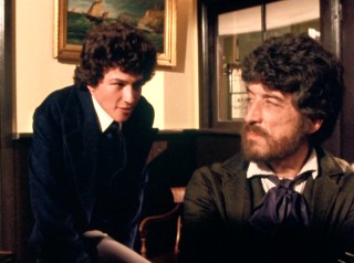 A broke, interested young Charles Adare (Peter Cousens) goes into business with wealthy ex-con Samson Flusky (John Hallam).