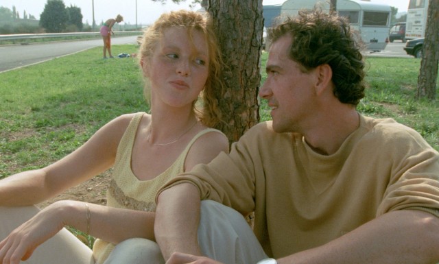 Dutch couple Saskia Wagter (Johanna ter Stege) and Rex Hofman (Gene Bervoets) enjoy a moment at the rest stop where Saskia will soon disappear in 1988's "The Vanishing."