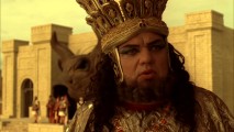 Despite fumbling his line, Oliver Platt remains in character as the effeminate high priest, complete with British accent, in the gag reel.