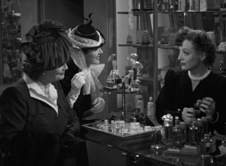 At the perfume counter, Sylvia (Rosalind Russell) discovers that embarrassing homewrecker Crystal Allen (Joan Crawford) is no easy task.