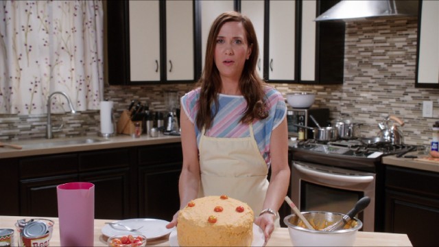 On her talk show "Welcome to Me", Alice Klieg (Kristen Wiig) shows off a high-protein, low-carb meatloaf cake.