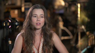 Linda Cardellini discusses playing Alice's best friend in the making-of featurette.