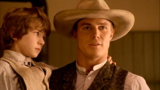 The handsome Wynn Delaney (Stephen Amell) confuses Aunt Elizabeth by looking fatherly while coming on to her.