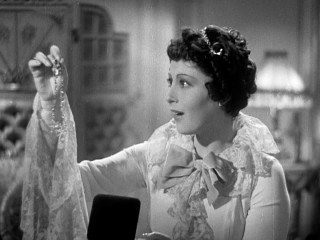 Anna Held (Luise Rainer) seems too easily swayed by Ziegfeld's gifts. At least here it's a fancy necklace and not just some flowers (her great weakness).