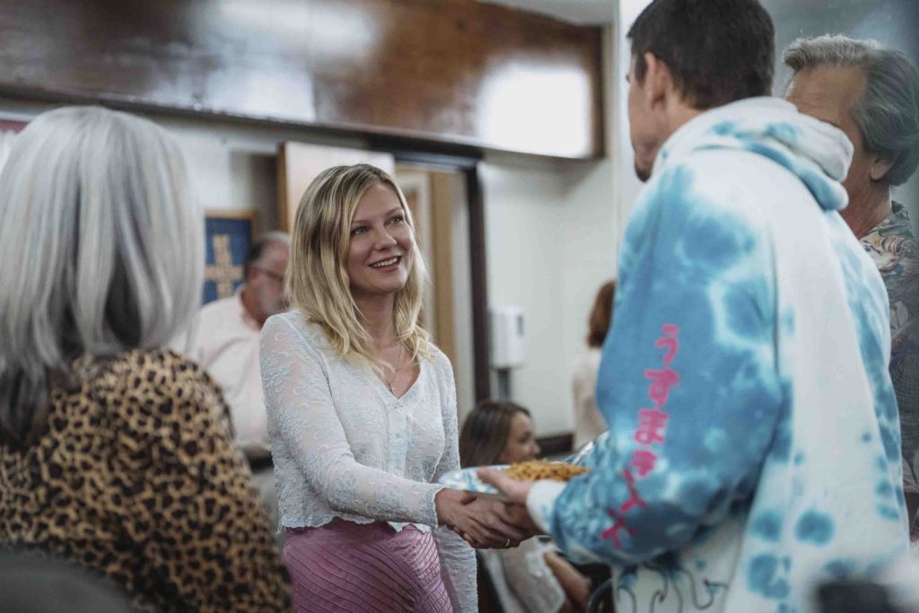 A church toy drive donation connects Jeff with Leigh (Kirsten Dunst), the Toys R Us employee he's had his eye on.