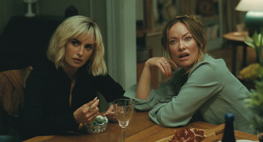 The Invite (2026) 4 Pína (Penélope Cruz) and Angela (Olivia Wilde) both take issue with something Joe says in "The Invite."